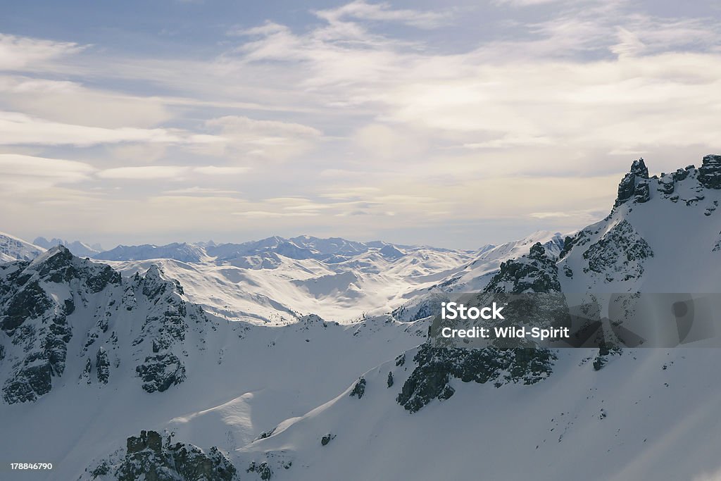 Vasta montanha coberta de neve. - Foto de stock de Alpes europeus royalty-free