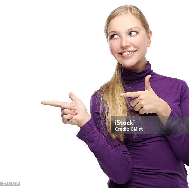 Photo libre de droit de Portrait De La Beauté De La Jeune Femme Pointant Souriant À La Caméra banque d'images et plus d'images libres de droit de 20-24 ans