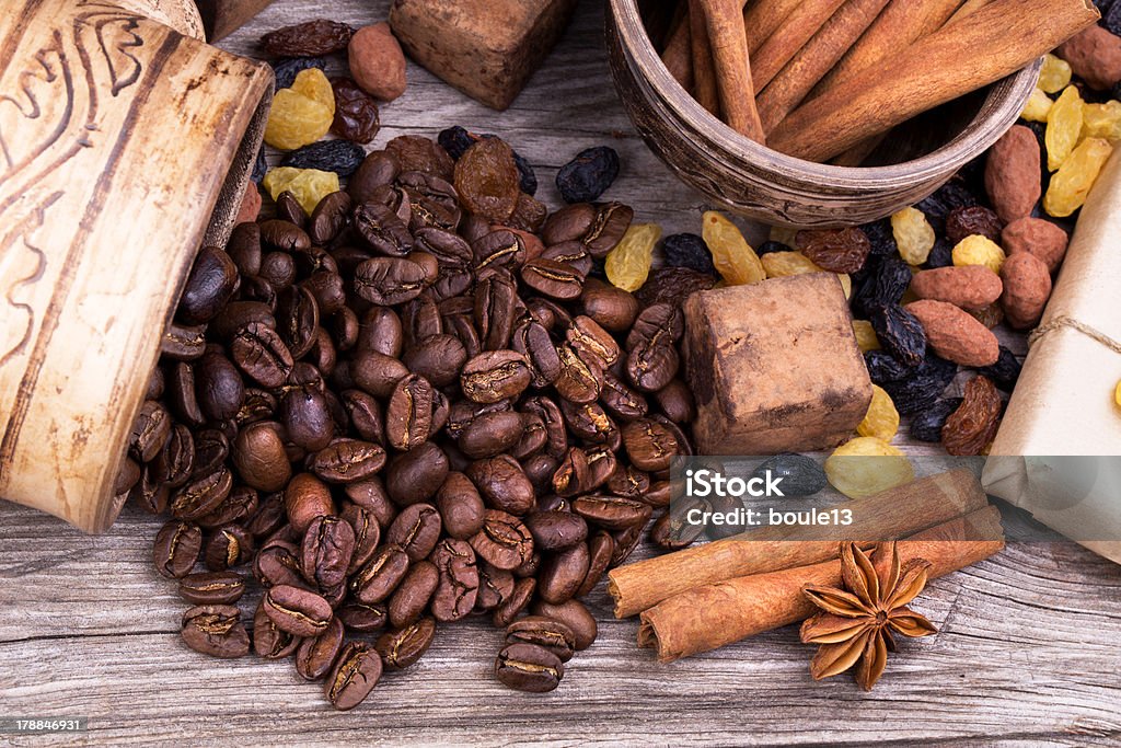 Barre de chocolat et des épices sur table en bois - Photo de Aliment libre de droits