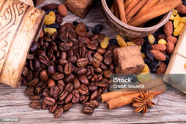 Barra De Chocolate E Especiarias Na Mesa De Madeira - Fotografias de stock e mais imagens de Alimentação Não-saudável