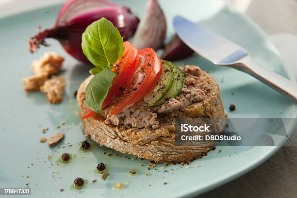 Paté Sandwich Sul Piatto - Fotografie stock e altre immagini di Alimentazione sana - Alimentazione sana, Antipasto, Basilico