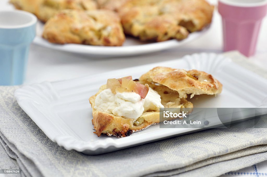 Des Scones avec de la crème épaisse et de rhubarbe - Photo de Aliment libre de droits