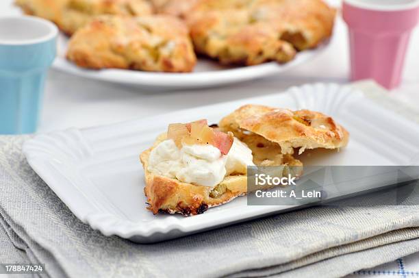 Photo libre de droit de Des Scones Avec De La Crème Épaisse Et De Rhubarbe banque d'images et plus d'images libres de droit de Aliment - Aliment, Aliment battu, Angleterre