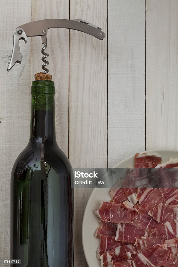 Copa y botella de vino - Foto de stock de Bar libre de derechos