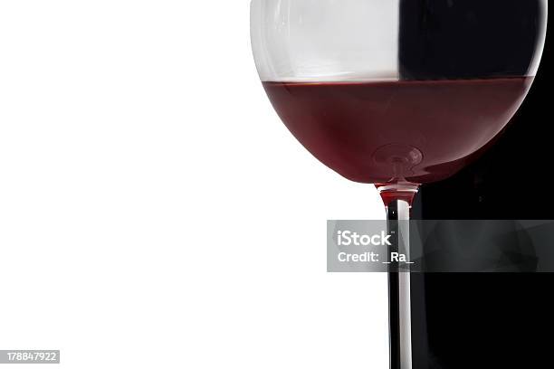 Vetro E Bottiglia Di Vino - Fotografie stock e altre immagini di Alchol - Alchol, Bar, Bere