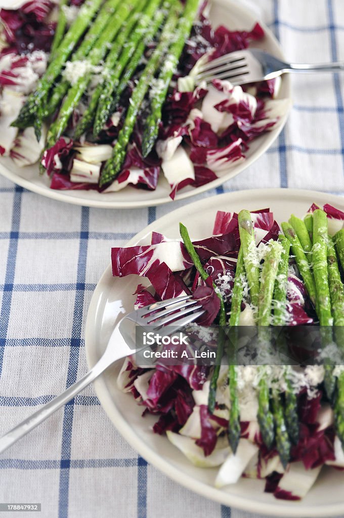 Ensalada saludable con endivias achicoria roja y espárragos - Foto de stock de Achicoria común libre de derechos