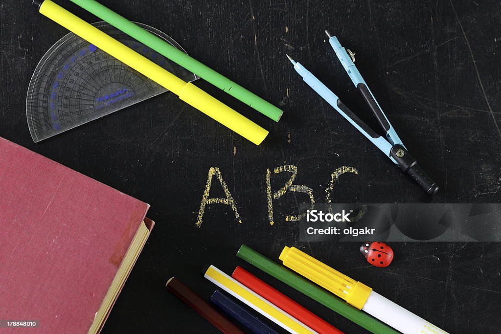 Papeteria (długopisem, używanie ołówka, linijki, Kompas) i książki - Zbiór zdjęć royalty-free (Czarny kolor)