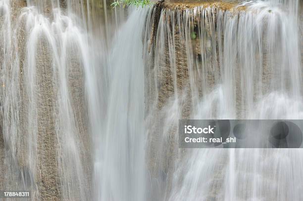 Photo libre de droit de Belle Cascade De La Forêt De Thaïlande banque d'images et plus d'images libres de droit de Arbre - Arbre, Boisson rafraîchissante, Caillou