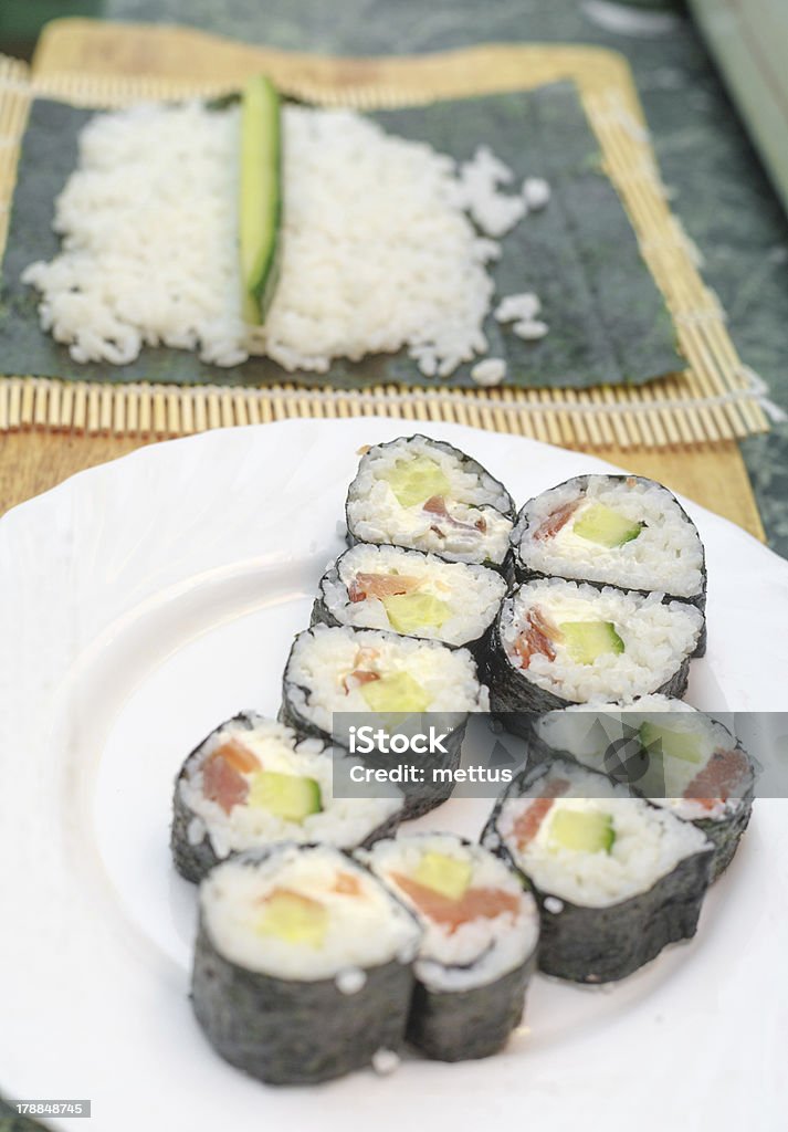 Processo di creazione di sushi - Foto stock royalty-free di Alimentazione sana