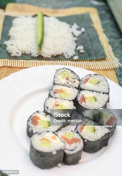 Processo De Tomada De Sushi - Fotografias de stock e mais imagens de Alimentação Saudável - Alimentação Saudável, Almoço, Arroz - Alimento Básico