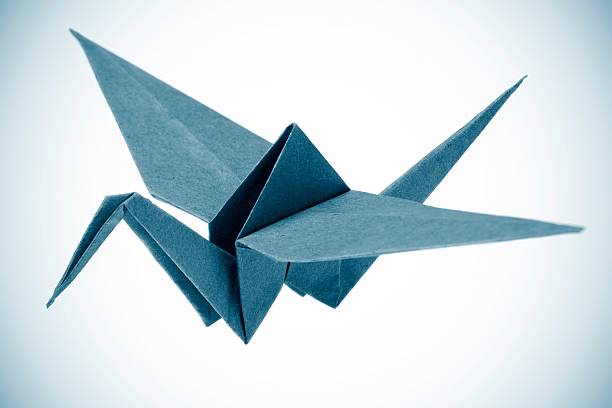 origami guindaste isolado sobre um fundo branco - origami crane imagens e fotografias de stock