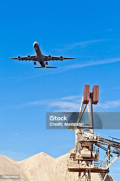 Foto de Aeronave Em Landing Abordagem e mais fotos de stock de Aeroporto - Aeroporto, Aproximar, Asa de aeronave
