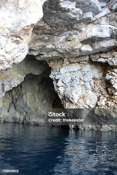 Azul Grotto Malta Foto de stock y más banco de imágenes de Acercarse - Acercarse, Cueva, Mar