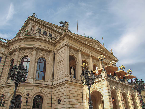 istock Alte Oper in Frankfurt 178849142