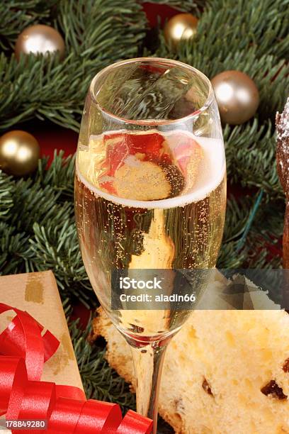 Italienische Weihnachten Mit Spumante Und Panettone Stockfoto und mehr Bilder von Champagnerglas