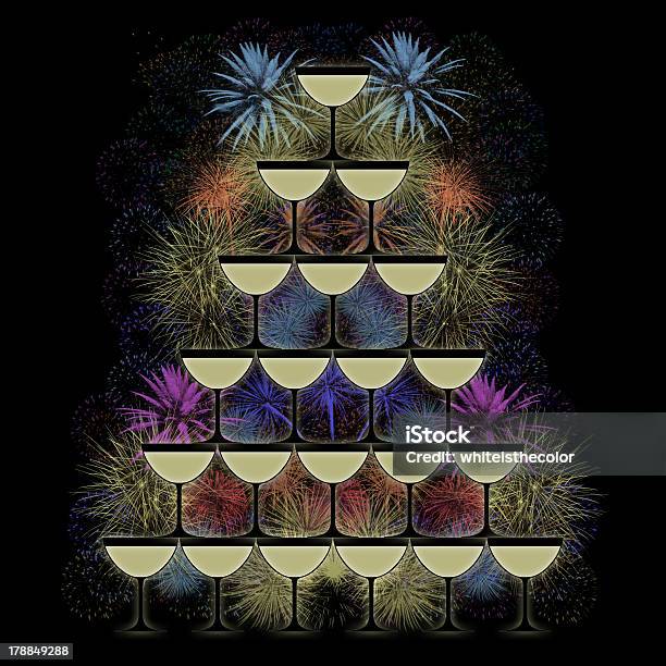 Piramida Szampana Okulary Na Tle Fajerwerk - zdjęcia stockowe i więcej obrazów Piramida kieliszków do szampana - Piramida kieliszków do szampana, Alkohol - napój, Aspiracje