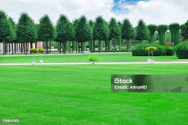 Foto de Jardim Com Belos Gramados E Avenidas e mais fotos de stock de Ajardinado - Ajardinado, Azul, Beco