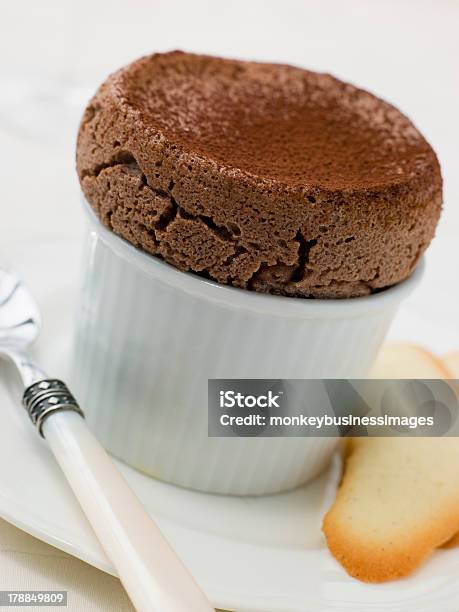 Soufflé Al Cioccolato Caldo Con Biscotti Langue De Chat - Fotografie stock e altre immagini di Cioccolato