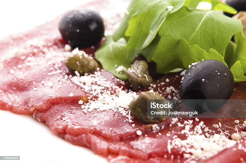 Carne de carpaccio com rucola e Parmesão - Royalty-free Azeitona Foto de stock