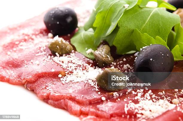 Carne De Carpaccio Com Rucola E Parmesão - Fotografias de stock e mais imagens de Azeitona - Azeitona, Bife de Carpaccio, Carne