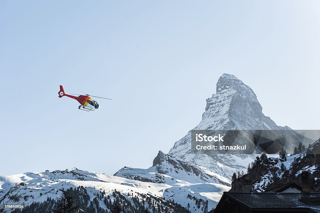 Matterhorn vista con rojo helipuerto - Foto de stock de Montaña libre de derechos