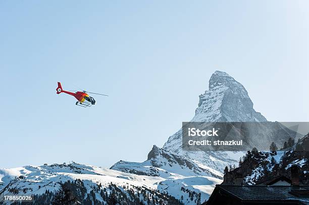 Matterhorn Vista Con Rojo Helipuerto Foto de stock y más banco de imágenes de Montaña - Montaña, Rescate, Aire libre