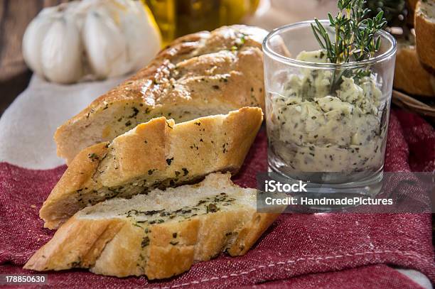 Frisch Zubereiteten Knoblauchbrot Stockfoto und mehr Bilder von Baguette - Baguette, Brotsorte, Extreme Nahaufnahme