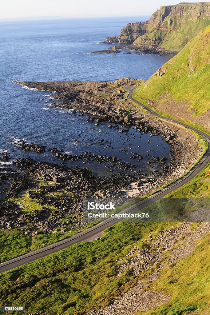 Foto Vertical de Giant's Causeway cliffs - Foto de stock de Caminho Elevado royalty-free