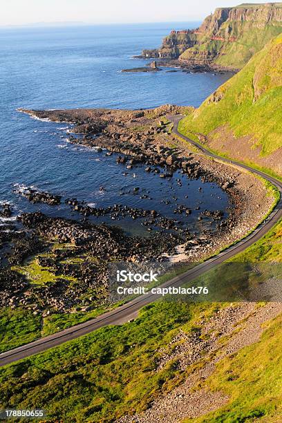 Foto de Foto Vertical De Giants Causeway Cliffs e mais fotos de stock de Caminho Elevado - Caminho Elevado, Cultura escocesa, Cultura irlandesa