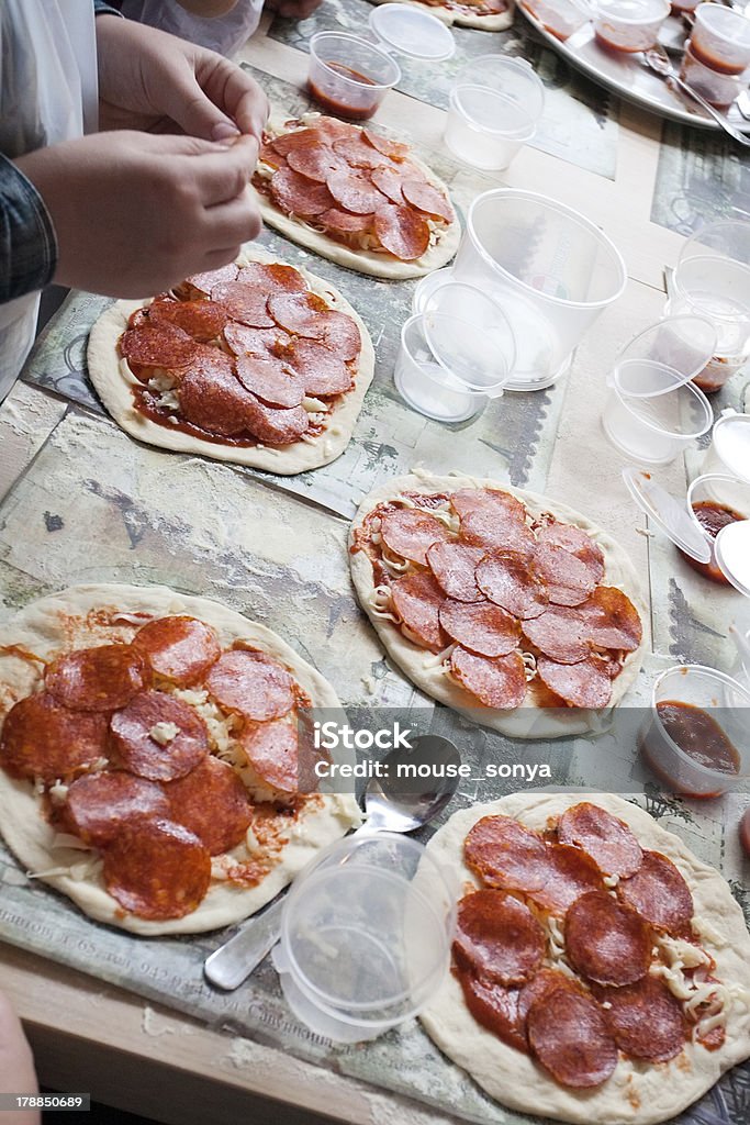 Дети руки, делая пицца doughs на семинар - Стоковые фото Белый роялти-фри