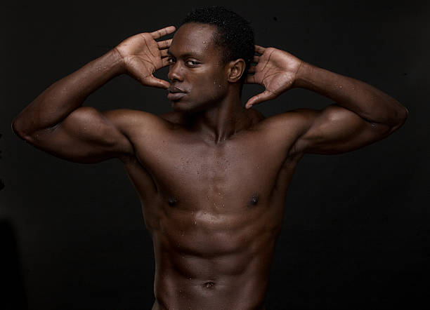 atlético homem afro-americano com as mãos na cabeça - shirtless strength sensuality black - fotografias e filmes do acervo