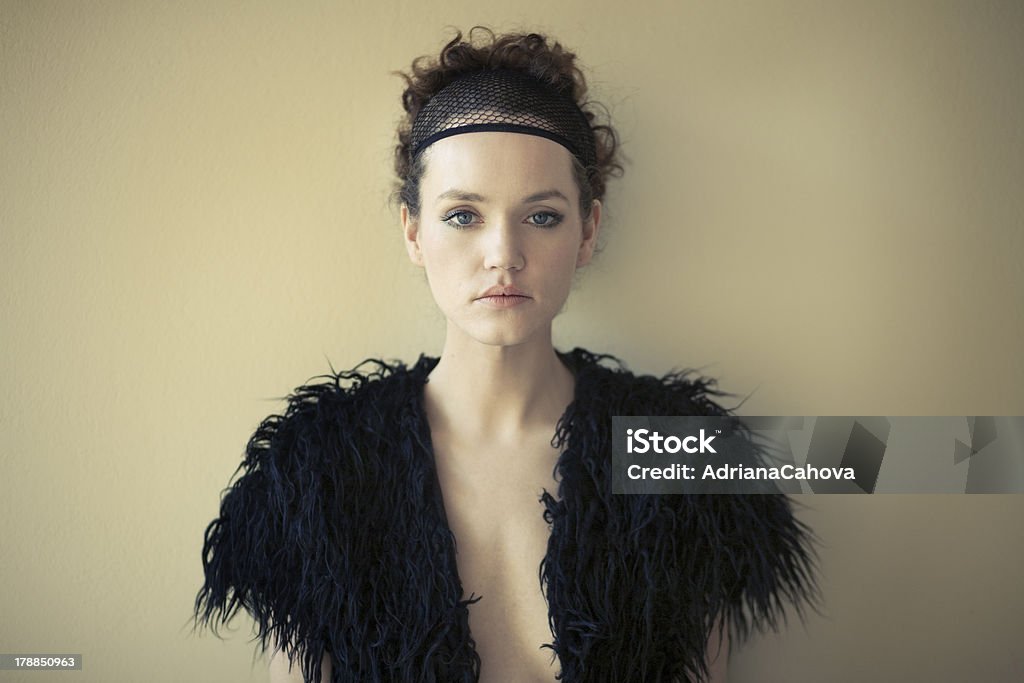 Moda retrato de um modelo em preto - Foto de stock de Coque - Cabelo para cima royalty-free