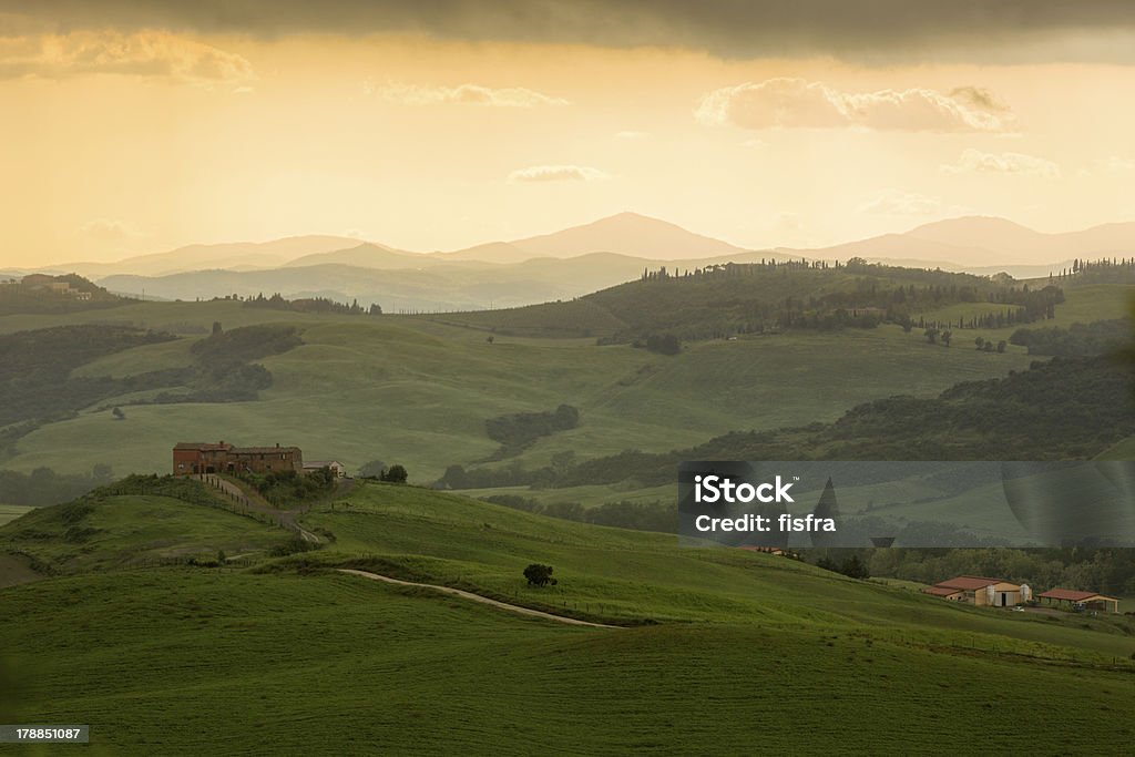 Toscana, paesaggio con fattoria e giallo cielo Pienza, Italia - Foto stock royalty-free di Agricoltura