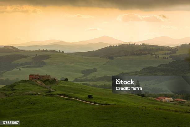 Toscana Paesaggio Con Fattoria E Giallo Cielo Pienza Italia - Fotografie stock e altre immagini di Agricoltura