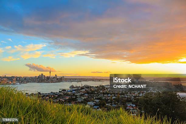 Auckland City At Sunset Foto de stock y más banco de imágenes de Puerto - Puerto, Sky Tower, Sombra