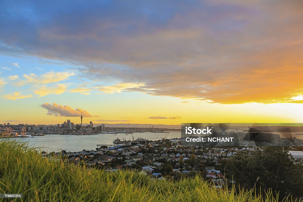 Auckland City at sunset - Стоковые фото Башня неба роялти-фри