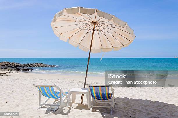 Foto de Cadeiras E Guardachuva Com Vista Para O Mar e mais fotos de stock de Areia - Areia, Assento, Ausência