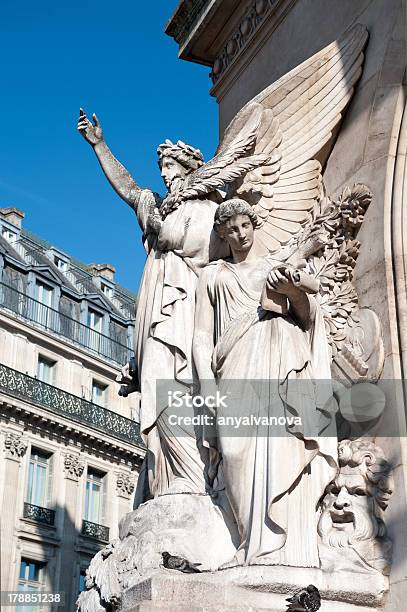 Scultura Sulla Facciata Dellopera Di Parigi - Fotografie stock e altre immagini di Ala di animale - Ala di animale, Angelo, Architettura