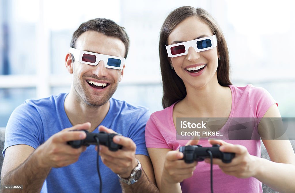 Casal em óculos 3d jogar jogos de vídeo - Royalty-free Adulto Foto de stock