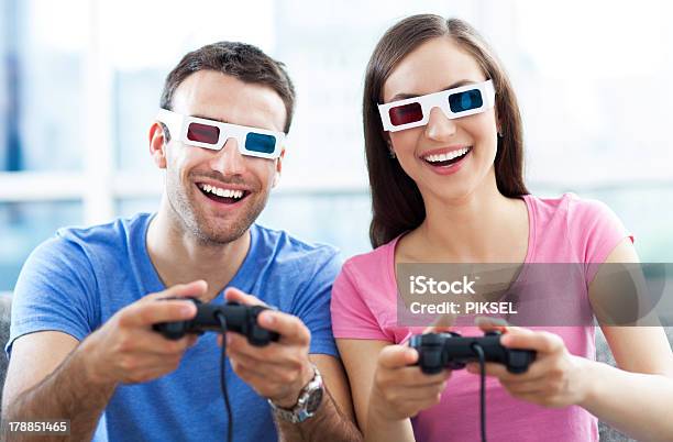Casal Em Óculos 3d Jogar Jogos De Vídeo - Fotografias de stock e mais imagens de Adulto - Adulto, Alegria, Amizade