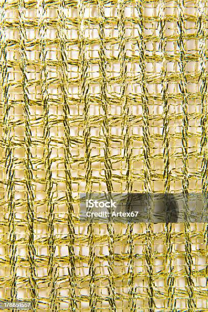 Oro Ampio Nastro Trecce Su Sfondo Bianco - Fotografie stock e altre immagini di Close-up - Close-up, Composizione verticale, Creatività