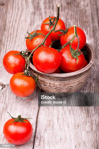 Tomates Cereja Na Mesa De Madeira - Fotografias de stock e mais imagens de Alimentação Saudável - Alimentação Saudável, Casca de fruta, Caule de planta