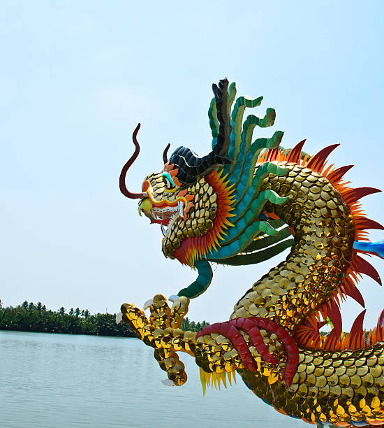 dragão no templo perto do rio - stone statue animal imitation asia - fotografias e filmes do acervo