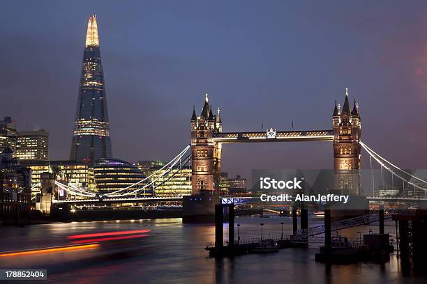 Tower Bridge E O Shard Em Londres - Fotografias de stock e mais imagens de Ao Ar Livre - Ao Ar Livre, Cais - Estrutura Feita pelo Homem, Capitais internacionais