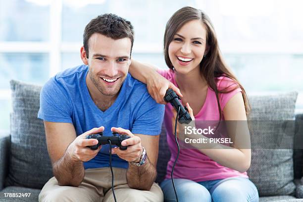 Foto de Casal No Sofá Brincando Vídeo Games e mais fotos de stock de Adulto - Adulto, Alegria, Amizade