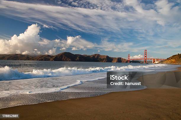 Golden Gate Bridge Con Le Onde - Fotografie stock e altre immagini di Acqua - Acqua, Ambientazione esterna, Baia