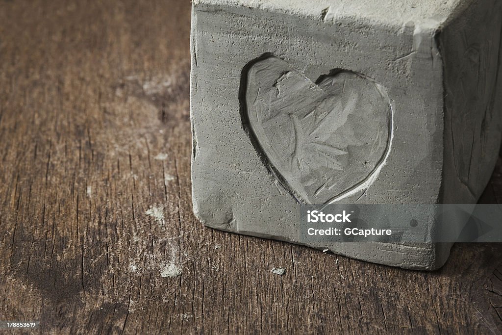 Куб с Глина сердце на деревянные поверхности - Стоковые фото Без людей роялти-фри