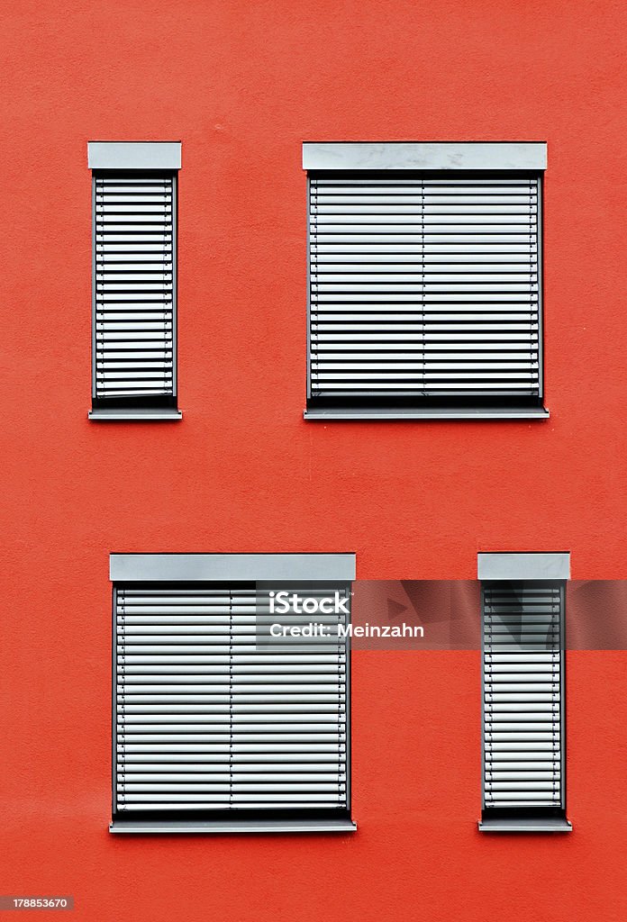 MOTIF FENÊTRES avec mur rouge - Photo de Abstrait libre de droits