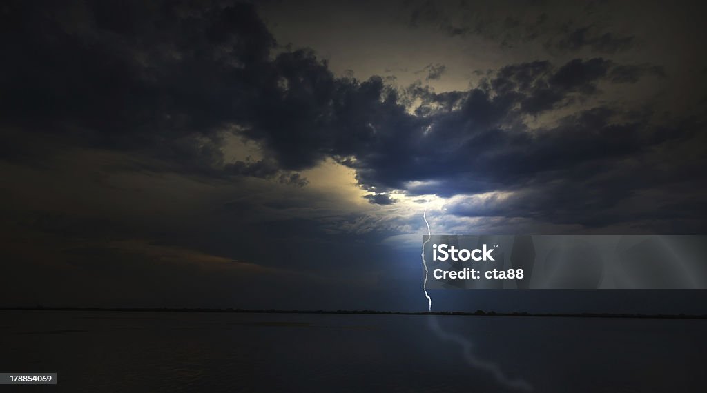 Magnifique des nuages de tempête sur le lac au printemps - Photo de Arbre libre de droits