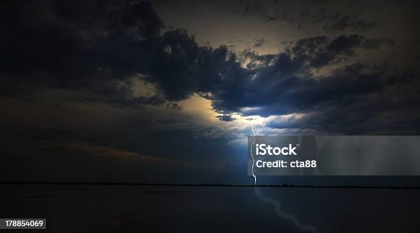 Photo libre de droit de Magnifique Des Nuages De Tempête Sur Le Lac Au Printemps banque d'images et plus d'images libres de droit de Arbre